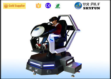 Simulador do movimento da realidade virtual do jogo do carro de competência com volante